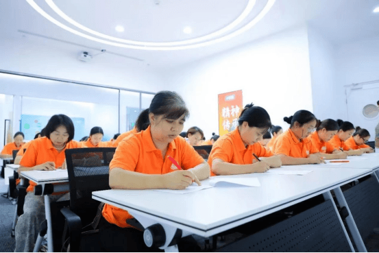 从课堂到家庭 | 揭秘爱君家政“三位一体”高标准培训体系